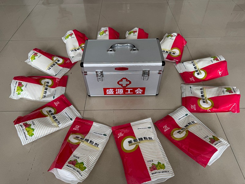 0527盛源公司发放防暑降温药品 ，为员工健康保驾护航